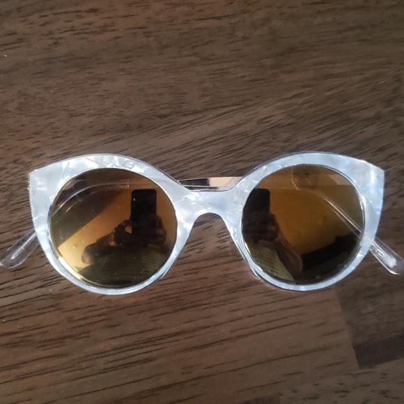 Sunglasses deal. Free pair with bundle over 75$!! - Picture 12 of 13